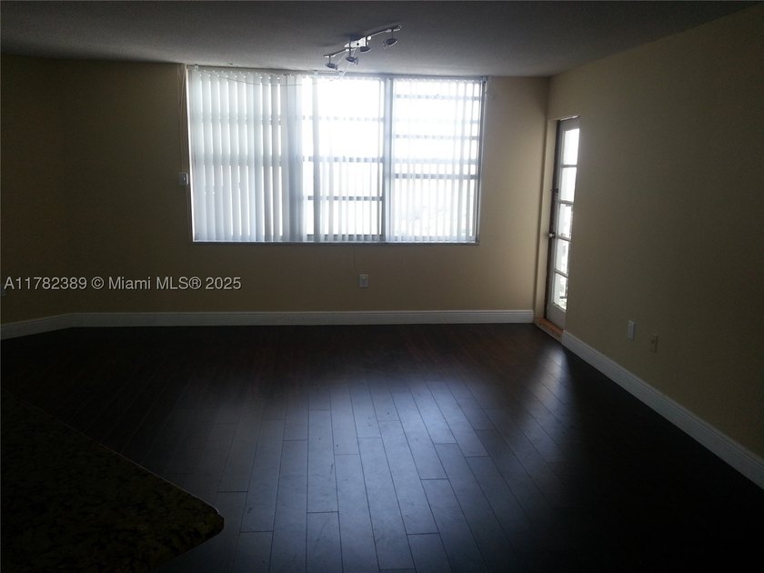 LARGE 1 BED,1.5 BATHS ON HIGH FLOOR..RENOVATED...NEW STAINLESS - photo 6