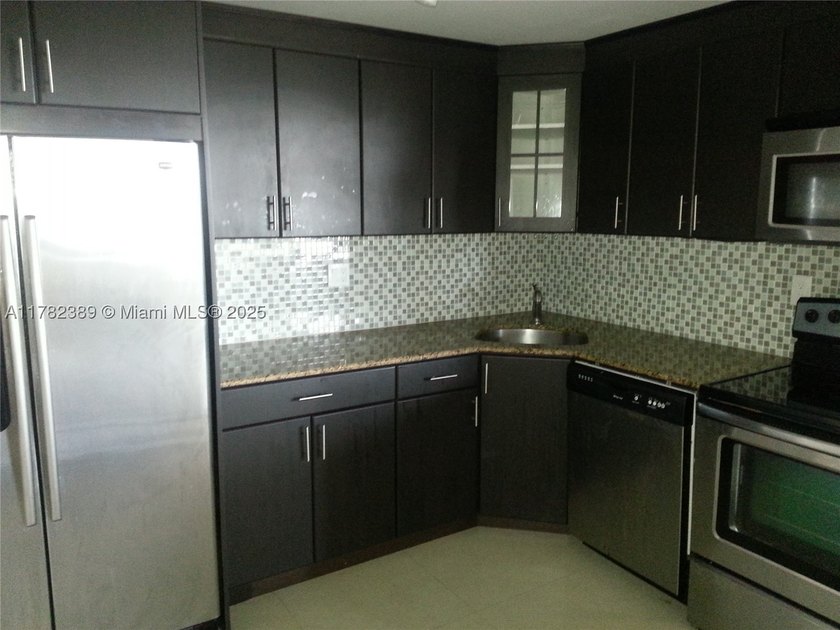 LARGE 1 BED,1.5 BATHS ON HIGH FLOOR..RENOVATED...NEW STAINLESS - photo 7