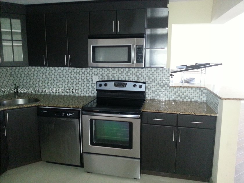 LARGE 1 BED,1.5 BATHS ON HIGH FLOOR..RENOVATED...NEW STAINLESS - photo 8