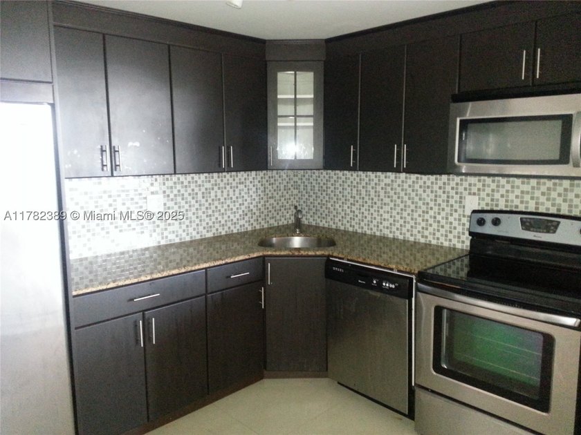 LARGE 1 BED,1.5 BATHS ON HIGH FLOOR..RENOVATED...NEW STAINLESS - photo 9