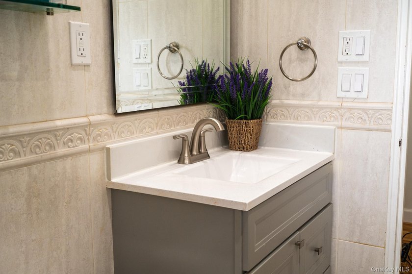 Set in the heart of Whitestone, this beautiful and recently - photo 14