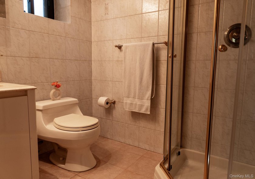 Set in the heart of Whitestone, this beautiful and recently - photo 19