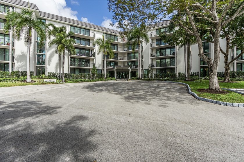 Explore a beautifully renovated first-floor condo with garage - photo 4