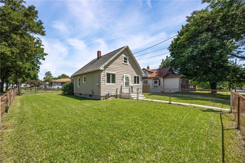 Welcome to 714 Otis Street in Rochester, NY! This adorable - photo 34