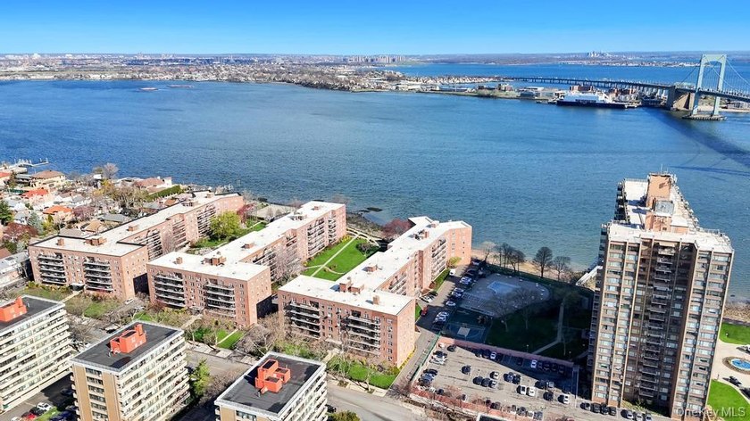 Welcome to 162-41 Powell's Cove Boulevard, Apt 2J. A beautifully - photo 3