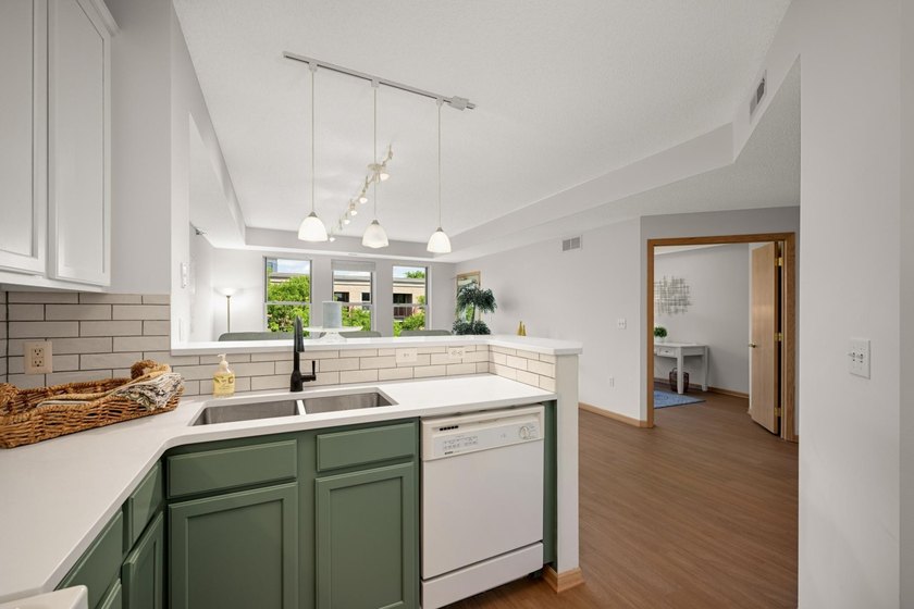 Move right into this beautifully updated top-floor North Loop - photo 11