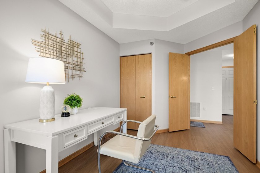 Move right into this beautifully updated top-floor North Loop - photo 13