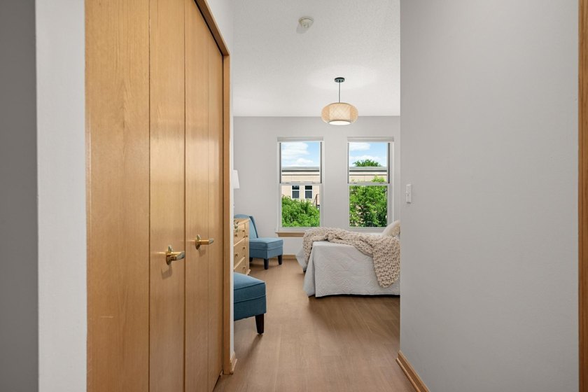 Move right into this beautifully updated top-floor North Loop - photo 14