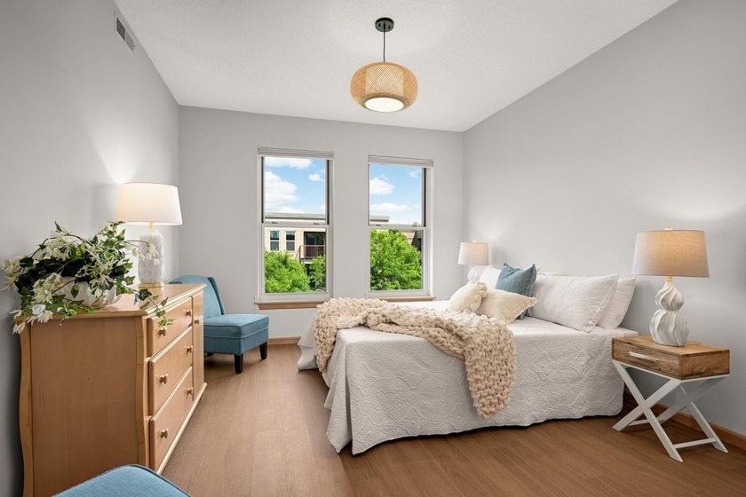 Move right into this beautifully updated top-floor North Loop - photo 15