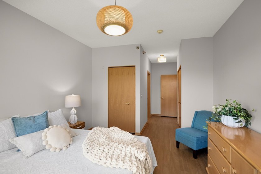 Move right into this beautifully updated top-floor North Loop - photo 17