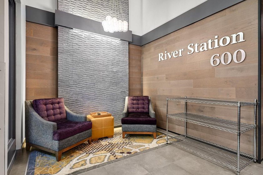 Move right into this beautifully updated top-floor North Loop - photo 26