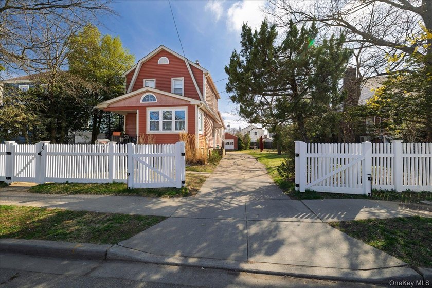 Classic Dutch Colonial offering space, flexibility, and endless - photo 2
