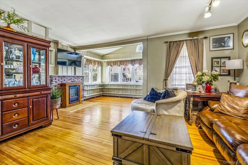 Classic Dutch Colonial offering space, flexibility, and endless - photo 6