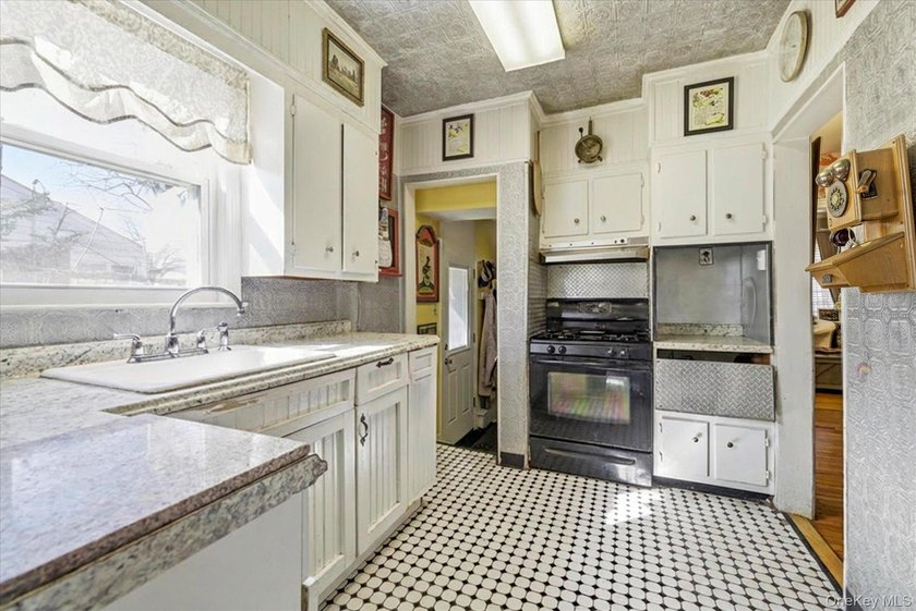 Classic Dutch Colonial offering space, flexibility, and endless - photo 9