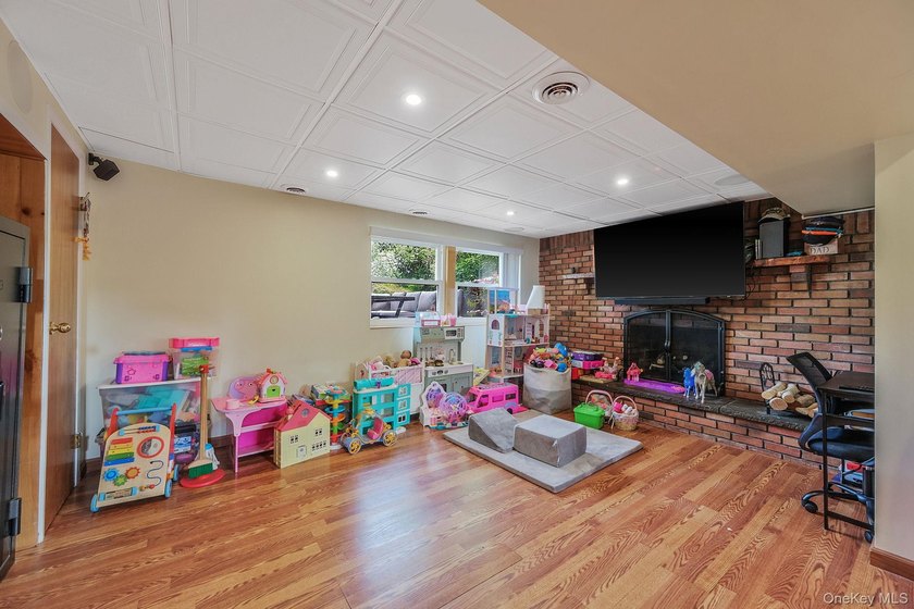 Beautifully maintained and thoughtfully updated, this 3 bedroom - photo 13