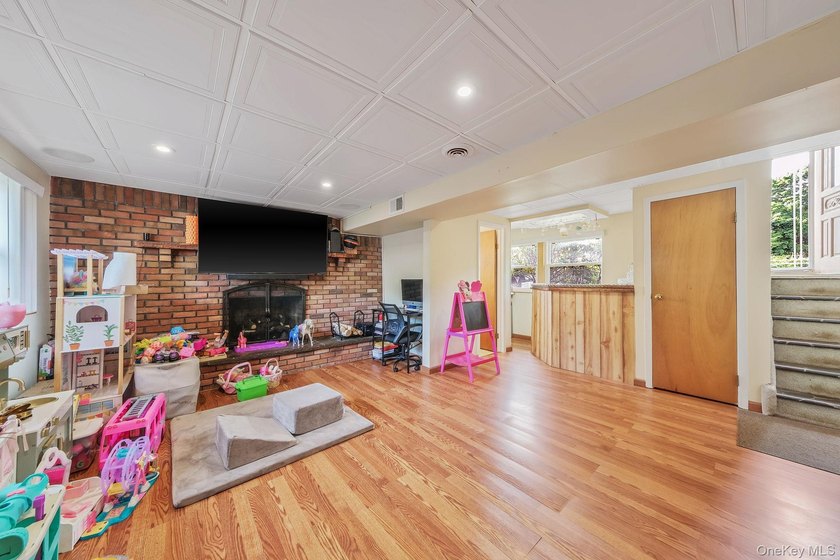 Beautifully maintained and thoughtfully updated, this 3 bedroom - photo 15