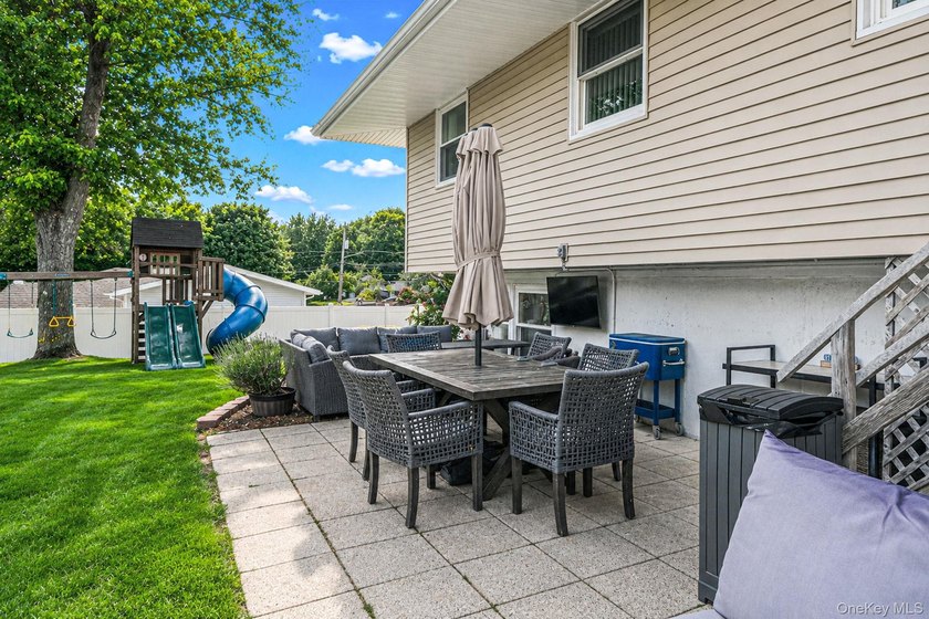 Beautifully maintained and thoughtfully updated, this 3 bedroom - photo 21