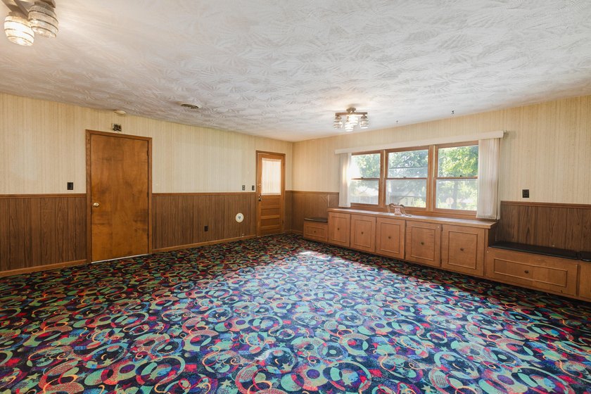 Charming &amp; Recently refreshed, this Ranch Style Home blends - photo 33