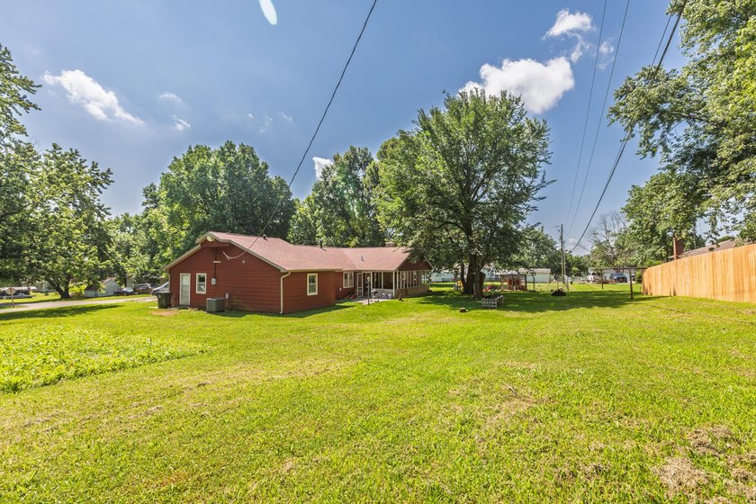 Charming &amp; Recently refreshed, this Ranch Style Home blends - photo 38