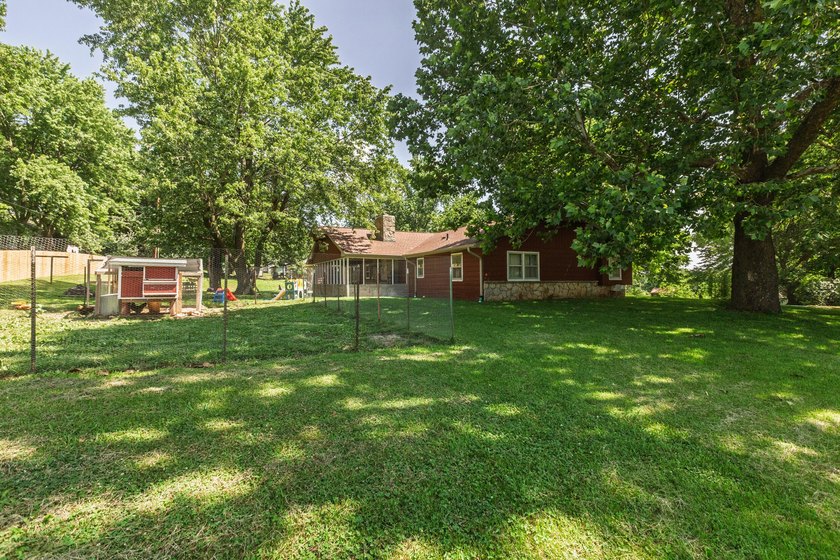 Charming &amp; Recently refreshed, this Ranch Style Home blends - photo 44