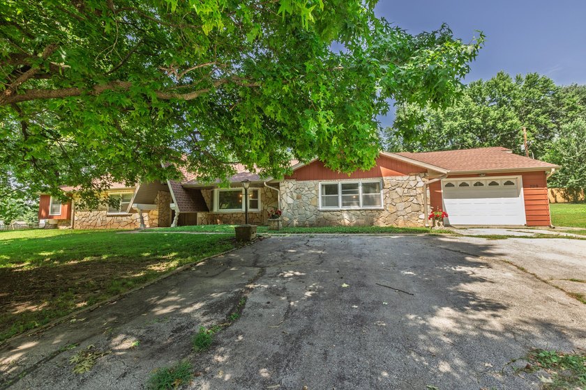 Charming &amp; Recently refreshed, this Ranch Style Home blends - photo 45