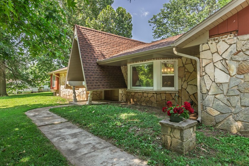 Charming &amp; Recently refreshed, this Ranch Style Home blends - photo 46