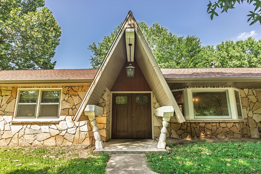 Charming &amp; Recently refreshed, this Ranch Style Home blends - photo 48