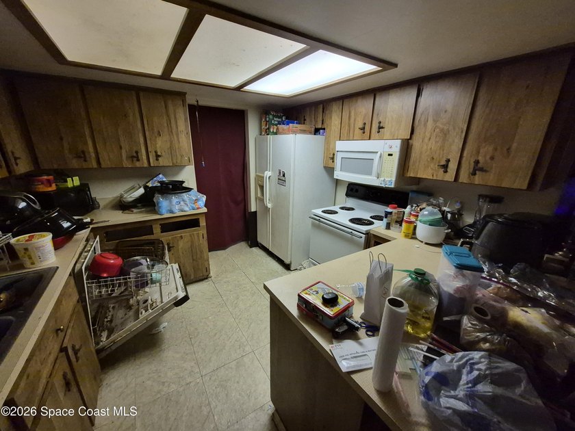Excellent opportunity with this spacious 3 bed 2.5 bath frame - photo 3