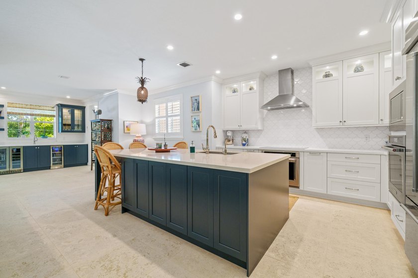4 BR, 3.5BA expertly renovated masterpiece w/ heat/chilled pool - photo 14