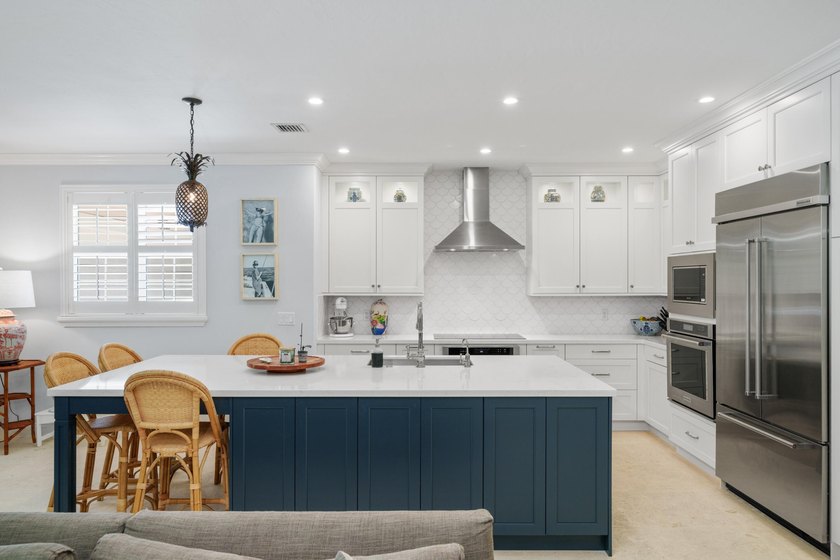 4 BR, 3.5BA expertly renovated masterpiece w/ heat/chilled pool - photo 15