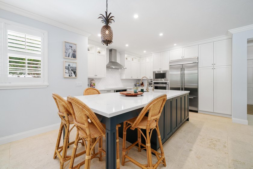 4 BR, 3.5BA expertly renovated masterpiece w/ heat/chilled pool - photo 16