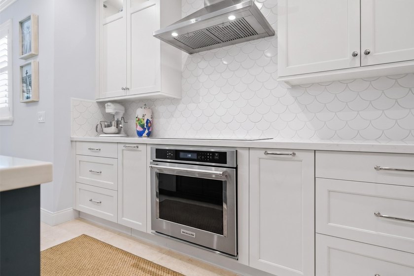 4 BR, 3.5BA expertly renovated masterpiece w/ heat/chilled pool - photo 17