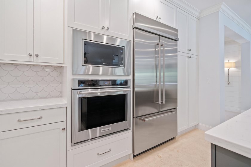 4 BR, 3.5BA expertly renovated masterpiece w/ heat/chilled pool - photo 18