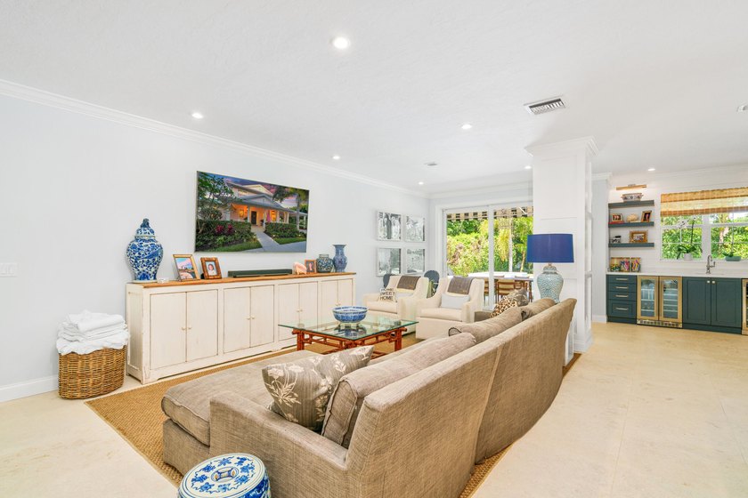 4 BR, 3.5BA expertly renovated masterpiece w/ heat/chilled pool - photo 20