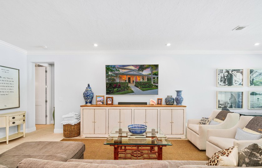 4 BR, 3.5BA expertly renovated masterpiece w/ heat/chilled pool - photo 21