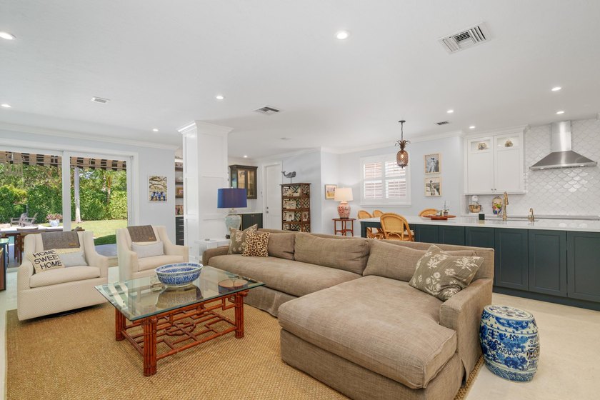 4 BR, 3.5BA expertly renovated masterpiece w/ heat/chilled pool - photo 22