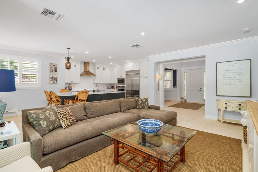 4 BR, 3.5BA expertly renovated masterpiece w/ heat/chilled pool - photo 23