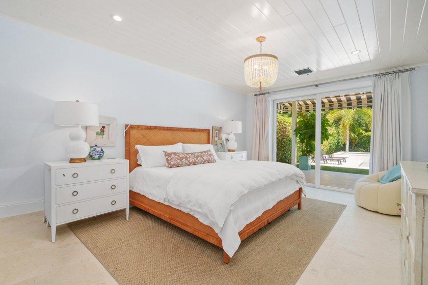 4 BR, 3.5BA expertly renovated masterpiece w/ heat/chilled pool - photo 26