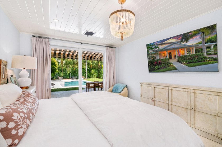 4 BR, 3.5BA expertly renovated masterpiece w/ heat/chilled pool - photo 27