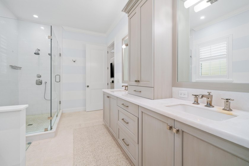 4 BR, 3.5BA expertly renovated masterpiece w/ heat/chilled pool - photo 28