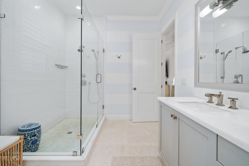 4 BR, 3.5BA expertly renovated masterpiece w/ heat/chilled pool - photo 29