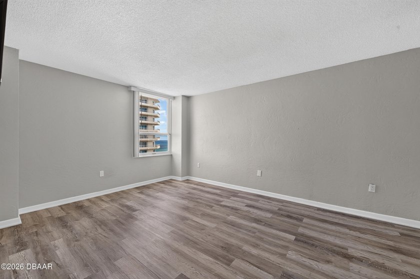 THIS IS THE ULTIMATE SHOWSTOPPER! RARELY AVAILABLE 3-BEDROOM - photo 31