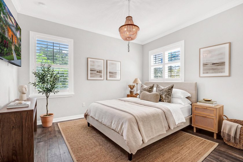 4 BR, 3.5BA expertly renovated masterpiece w/ heat/chilled pool - photo 32