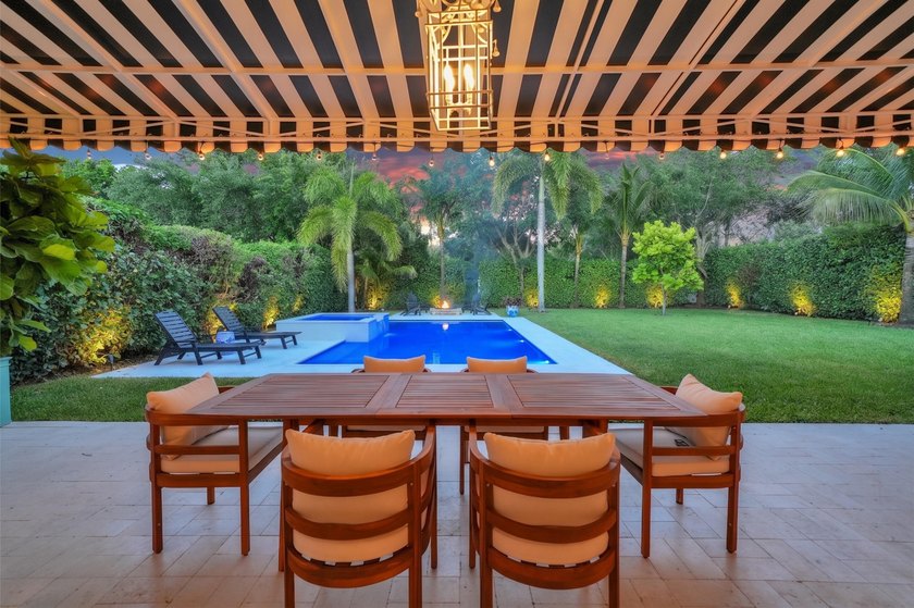 4 BR, 3.5BA expertly renovated masterpiece w/ heat/chilled pool - photo 40