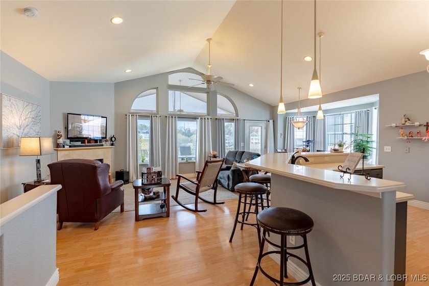 Discover comfort and convenience in this inviting 3 bed, 3 bath - photo 4