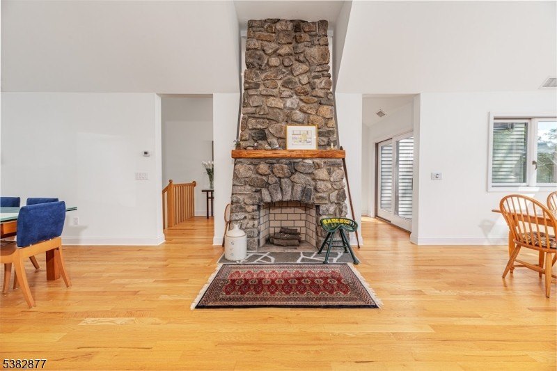 Contemporary Elegance with Stunning Lake Views. Welcome to this - photo 13