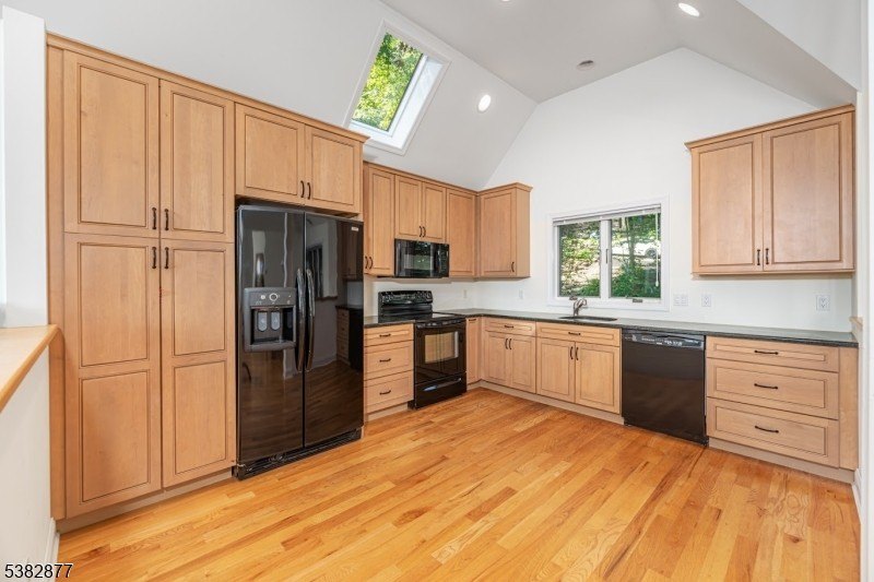 Contemporary Elegance with Stunning Lake Views. Welcome to this - photo 21
