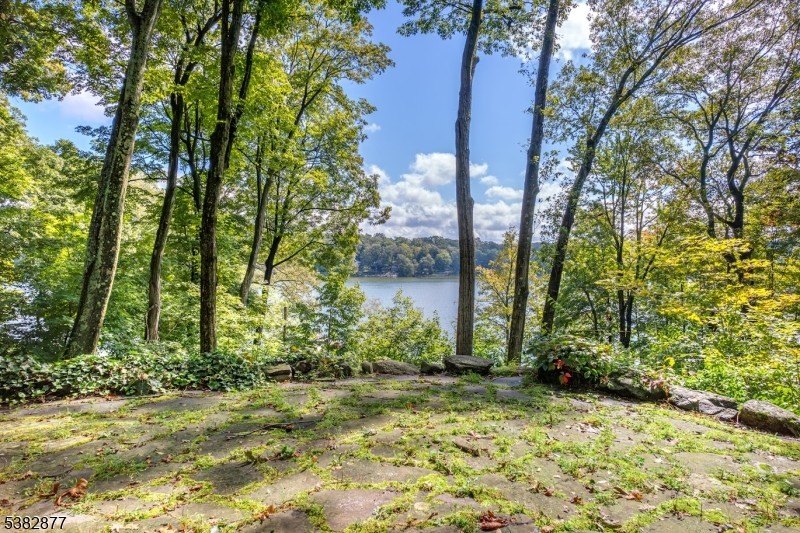 Contemporary Elegance with Stunning Lake Views. Welcome to this - photo 29