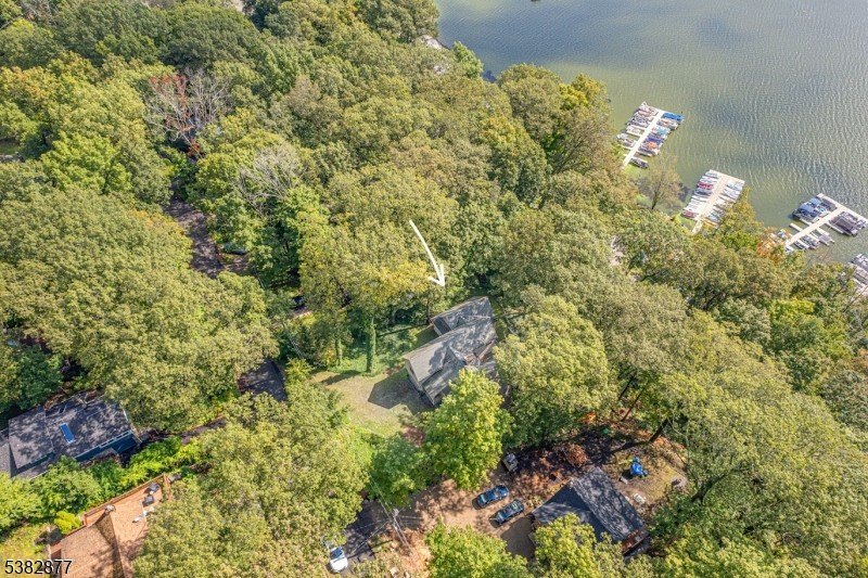 Contemporary Elegance with Stunning Lake Views. Welcome to this - photo 32