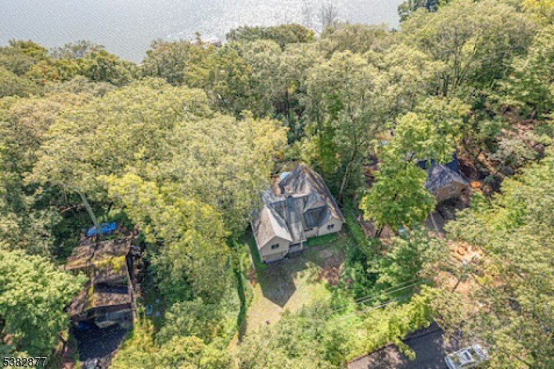 Contemporary Elegance with Stunning Lake Views. Welcome to this - photo 39